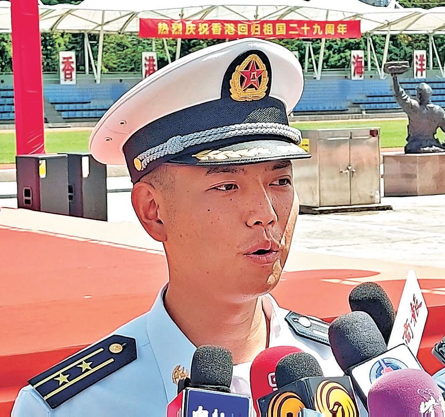 ●海軍南寧艦編隊中校軍官雷霄   香港文匯報記者黃艾力  攝