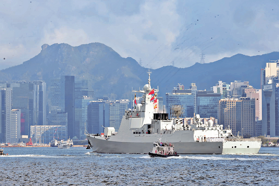 ●南寧艦駛經杏花邨對開海面，與獅子山「同框」。 香港文匯報記者劉友光  攝