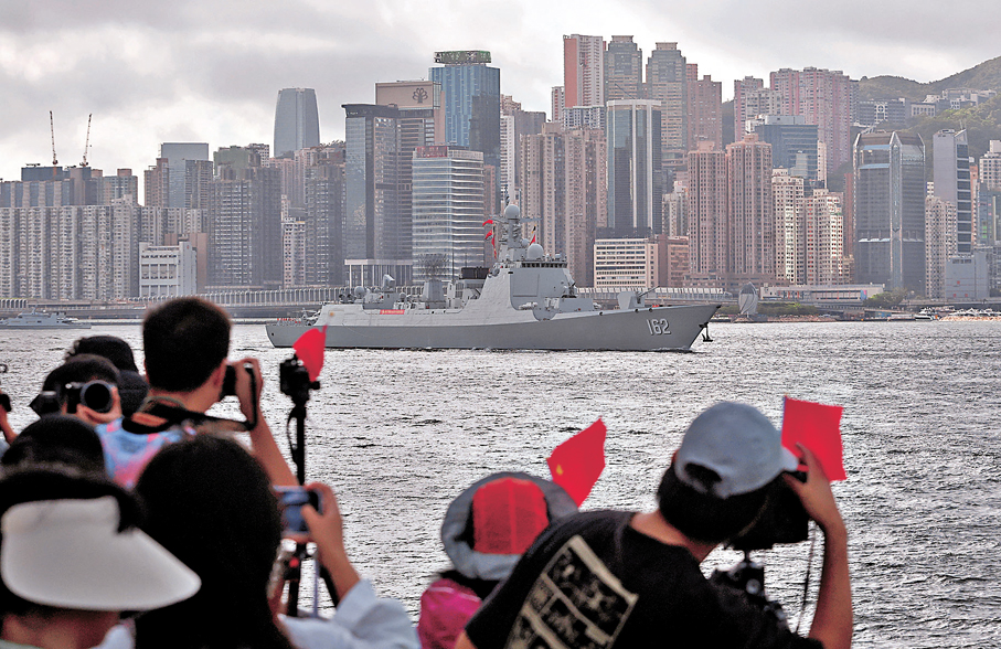 ●大批市民沿岸迎接軍艦。香港文匯報記者黃艾力  攝