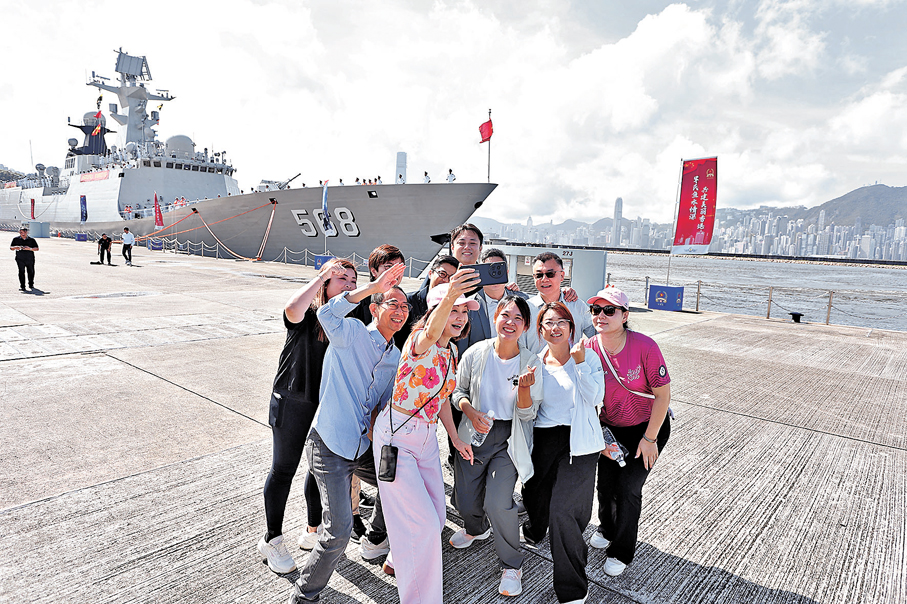 ●參觀者在衡陽艦前留影。 香港文匯報記者黃艾力  攝