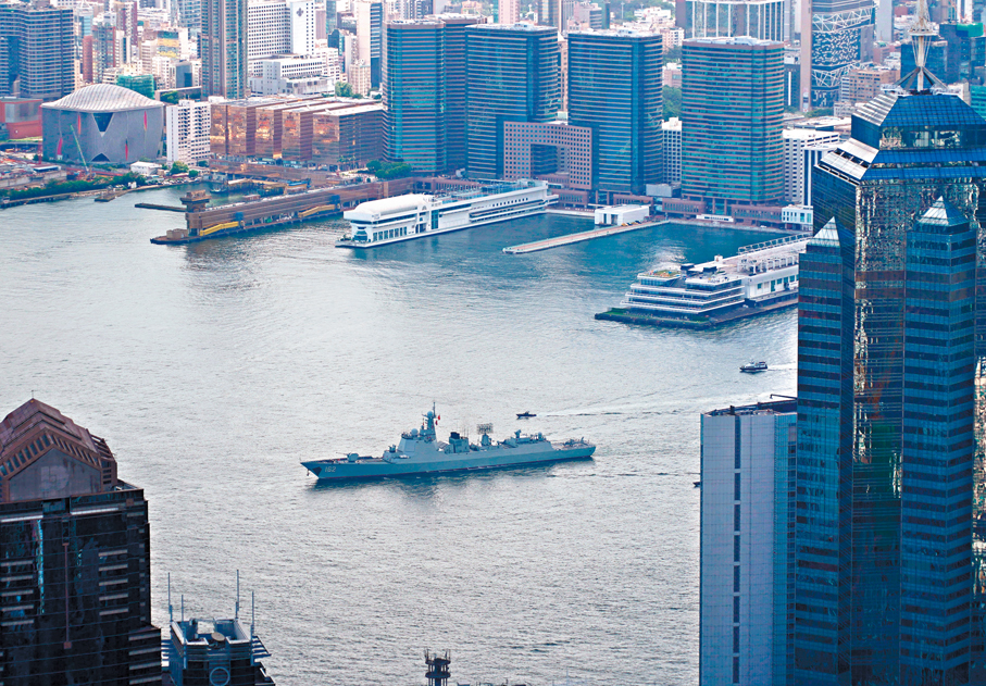 ●南寧艦昨日早上進入尖沙咀對開的維港海域。 香港文匯報記者曾興偉  攝