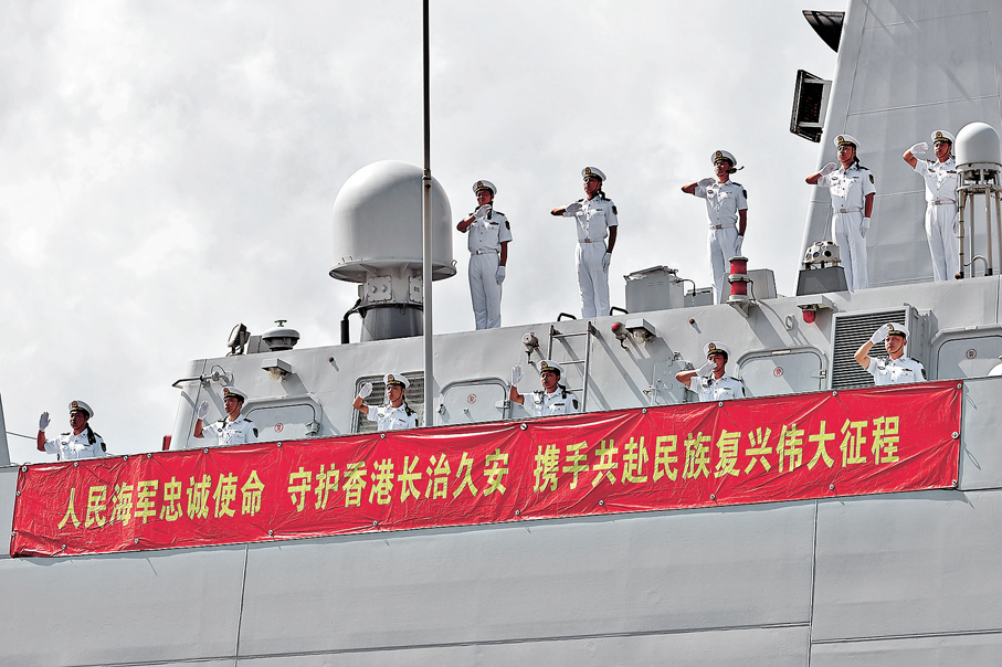 ●圖為南寧艦官兵揮手致意。 香港文匯報記者黃艾力  攝