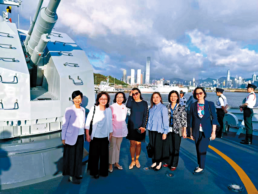 ●多名官員在衡陽艦上合照。 Fb圖片