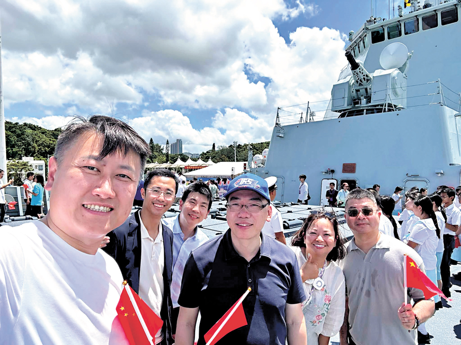 ●姚銘（左一）等多位地區人士登艦參觀。 Fb圖片