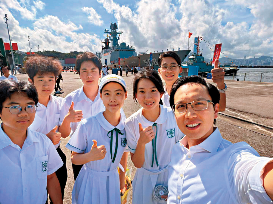 ●穆家駿（右一）昨日帶學生參觀南寧艦和衡陽艦。 Fb圖片