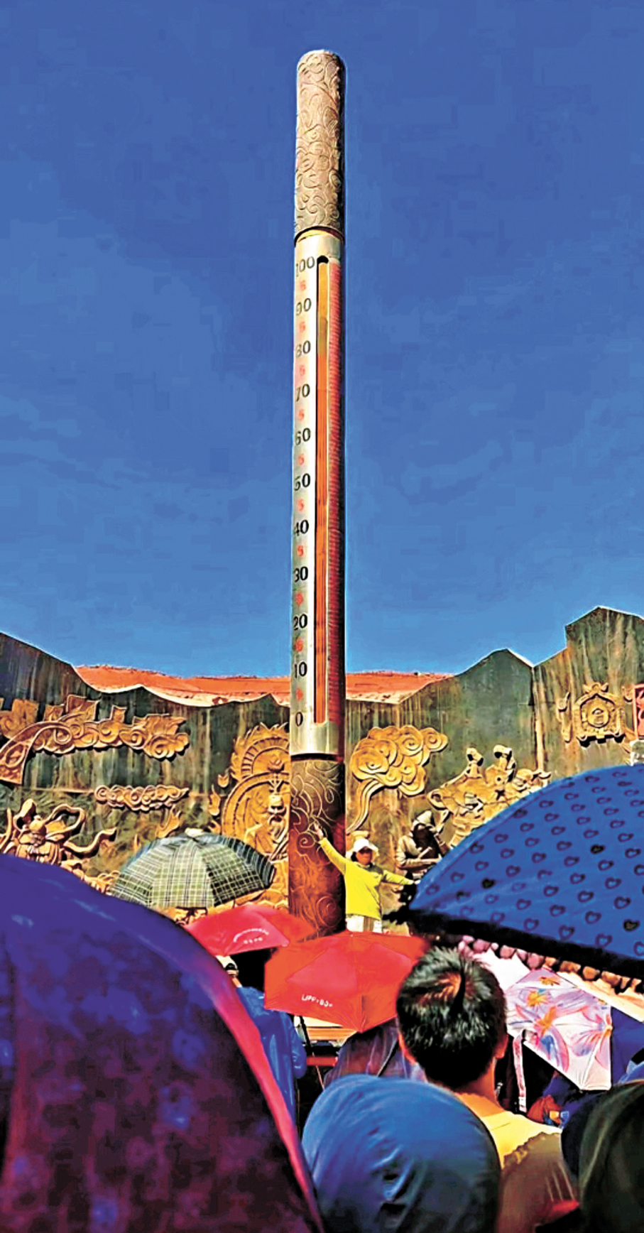 ●7月1日午後，新疆吐魯番火焰山景區實測地表溫度突破80℃關口。 香港文匯報新疆傳真