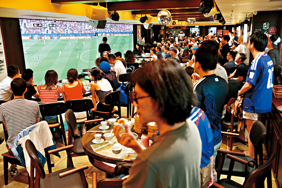 ●早前日本對瑞典賽事中，不少球迷身穿球衣去蓮香樓飲茶，氣氛熱鬧。   香港文匯報記者萬霜靈  攝