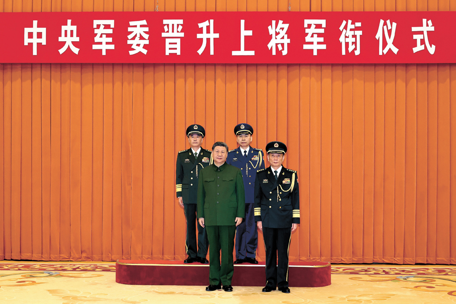 ●7月3日，中央軍委晉升上將軍銜儀式在北京八一大樓舉行。中央軍委主席習近平出席晉銜儀式。這是習近平等領導同志同晉升上將軍銜的軍官合影。新華社