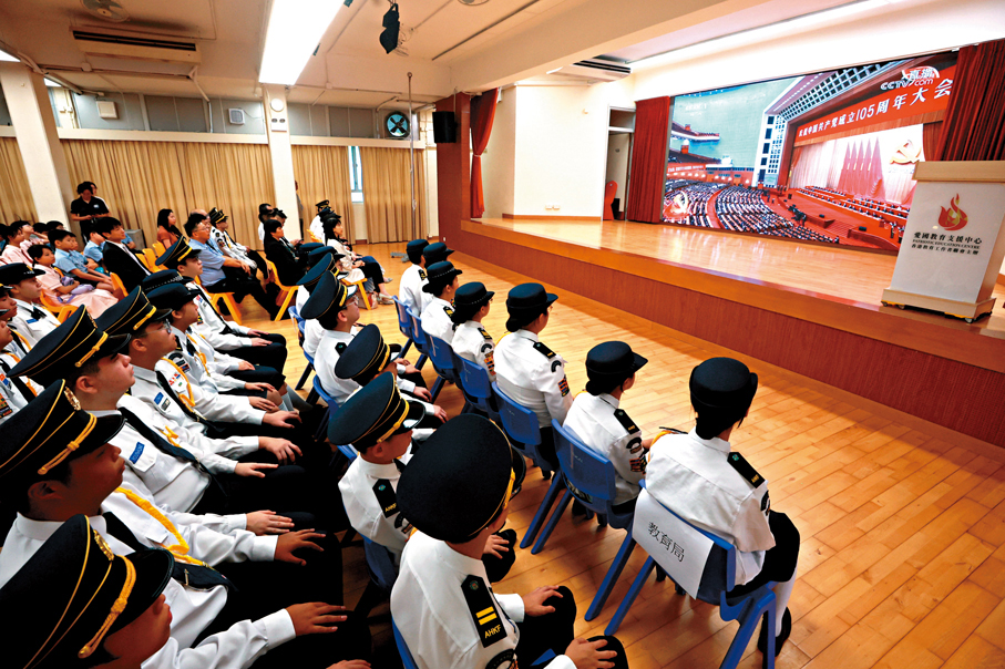 ●學生日前收看慶祝中國共產黨成立105周年大會的直播。 資料圖片