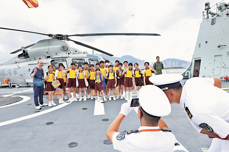 ●海軍士兵為登艦師生拍照留念。。香港文匯報記者萬霜靈  攝