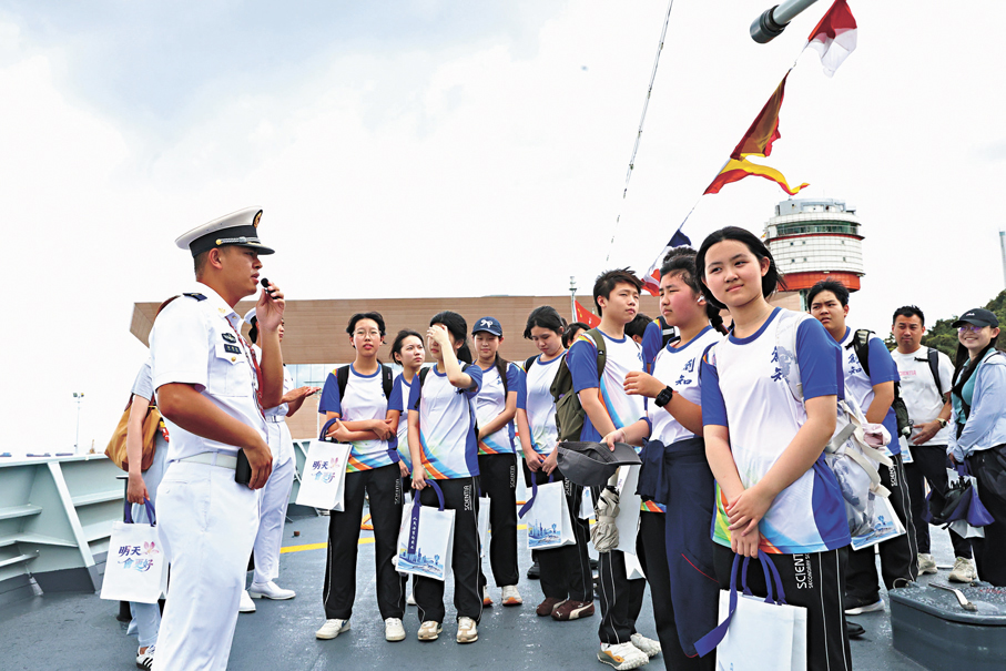 ●官兵為學生講解軍艦知識。香港文匯報記者萬霜靈  攝