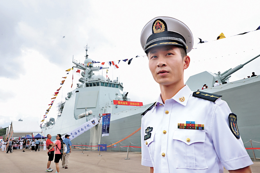 ●海軍南寧艦軍官陳錦蕩。香港文匯報記者萬霜靈  攝