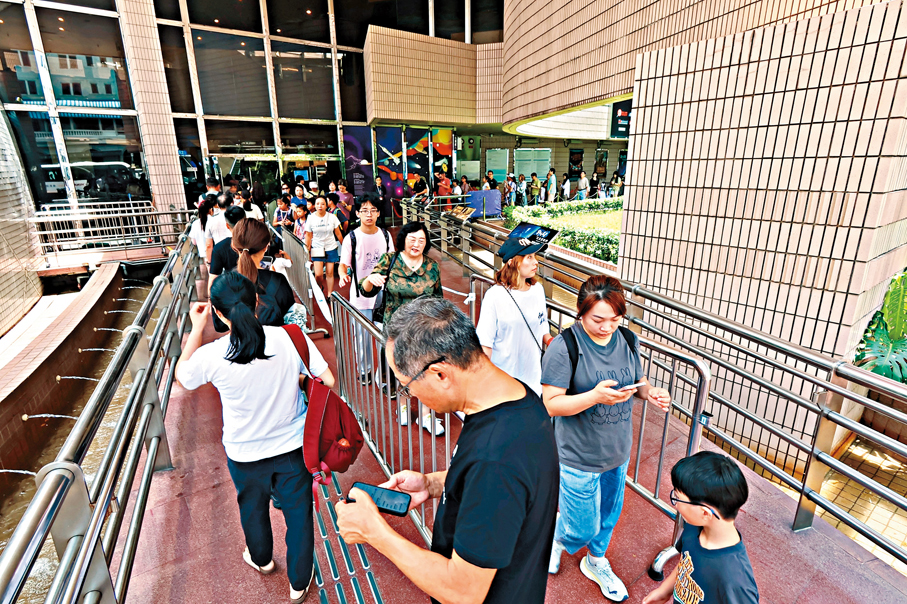 ●香港太空館在「七一」免費開放，吸引市民遊客輪候入場。香港文匯報記者涂穴  攝