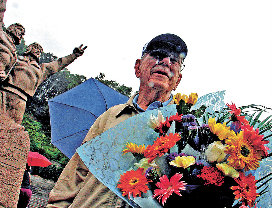 ●103歲飛虎隊老兵莫耶登上長城。 作者供圖