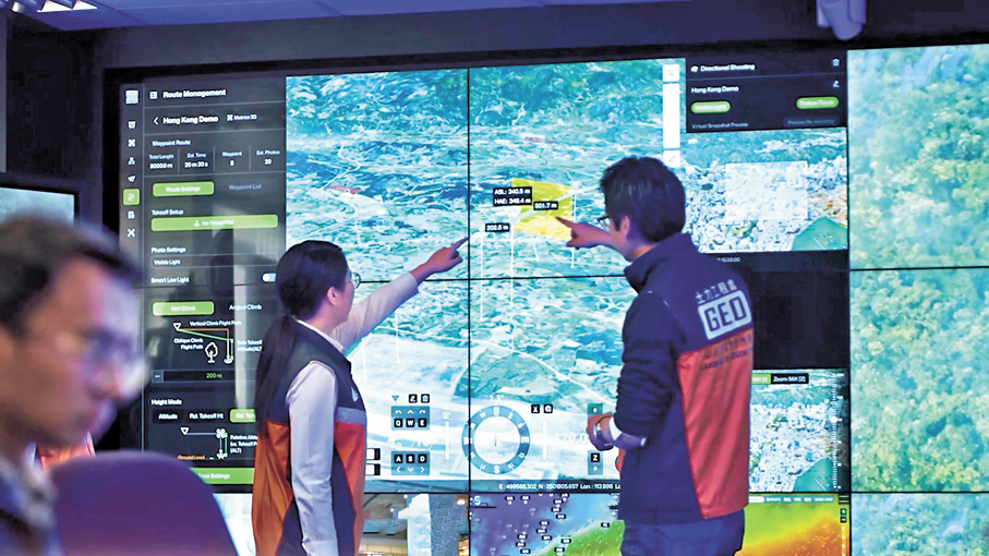 ●配合「聯合運作平台」，各部門可實時分享山泥傾瀉、水浸、道路事故等資訊，加強緊急應變協調。 李家超Fb視頻截圖