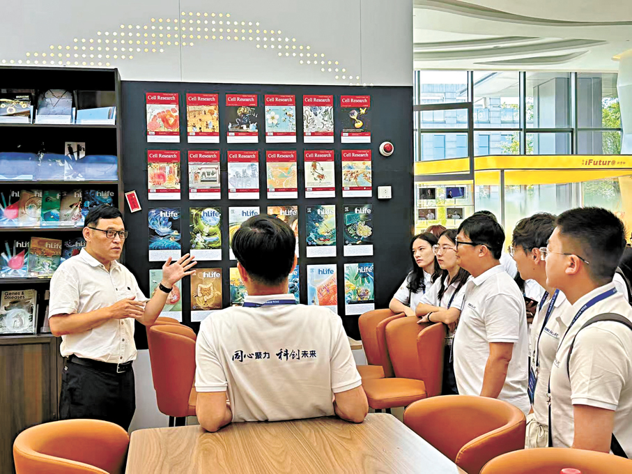 ●港澳青年參觀浙江博聖生物技術公司。香港文匯報記者連愍鈺  攝
