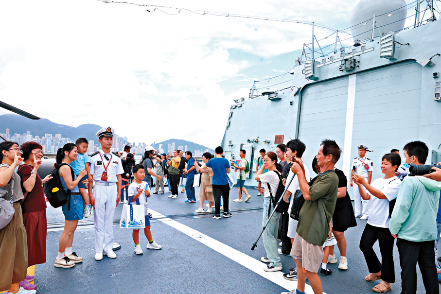 ●在昂船洲軍營的海軍艦艇編隊昨日開放予公眾參觀。香港文匯報記者萬霜靈  攝