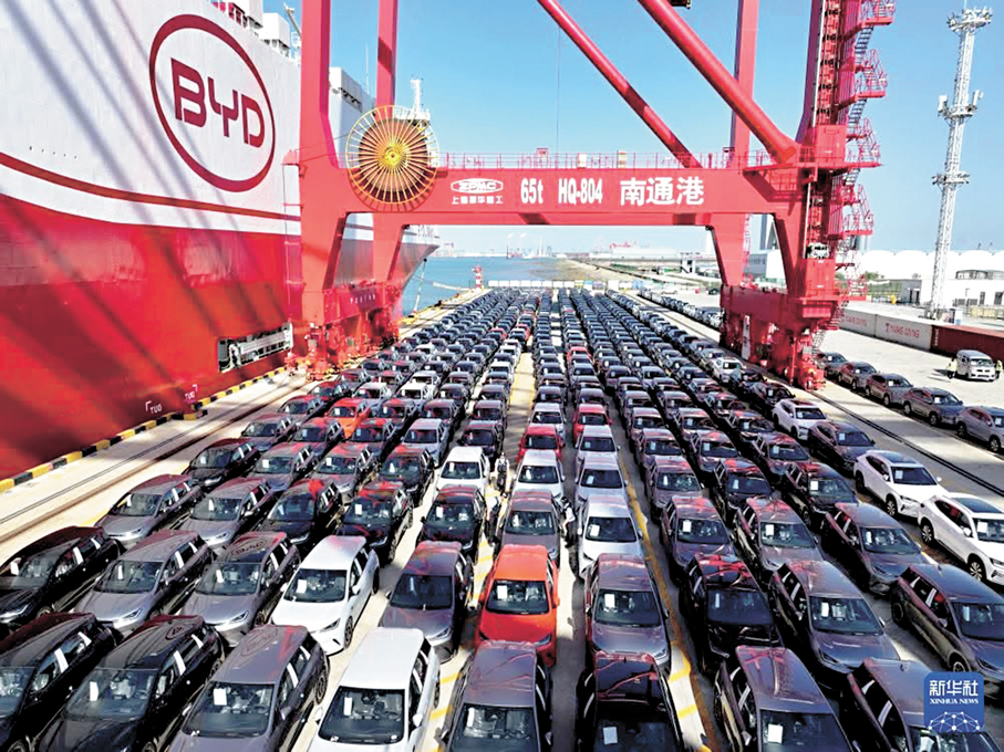 ●中國汽車5月在歐洲市場中的新車銷售佔比，首次攻破一成大關。圖為國產汽車準備運上「濟南號」，從江蘇南通港啟航，運往歐洲銷售。資料圖片