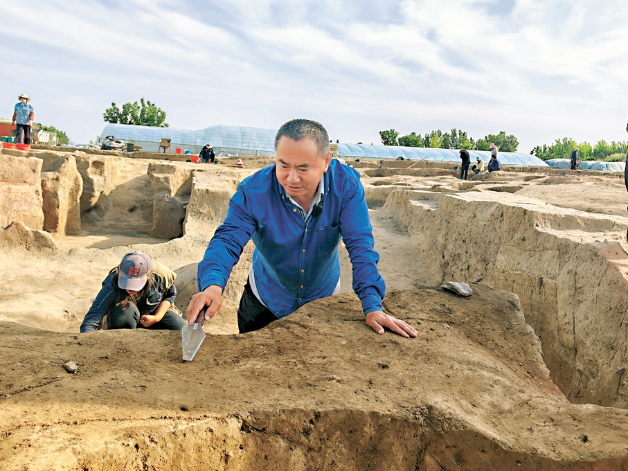 ●孫亮申在山東淄博臨淄桐林遺址考古現場。 香港文匯報記者殷江宏  攝