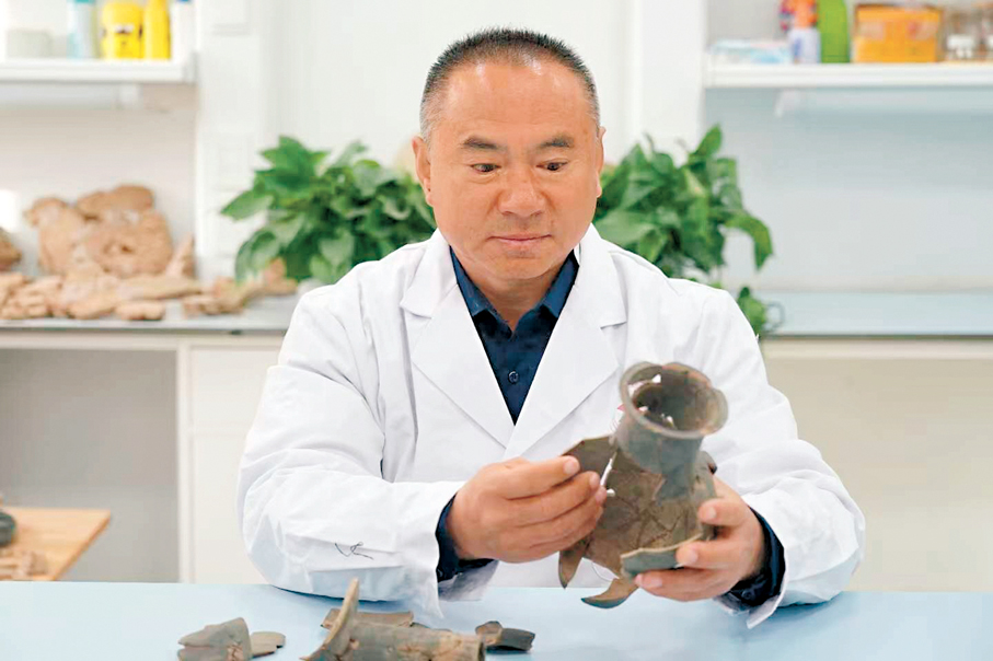 ●孫亮申在修復文物。 香港文匯報淄博傳真