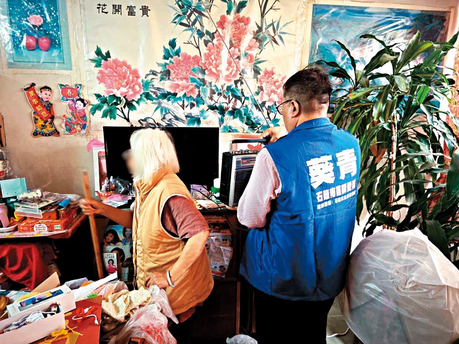 ●石籬南關愛隊主動為獨居長者提供協助。  作者供圖