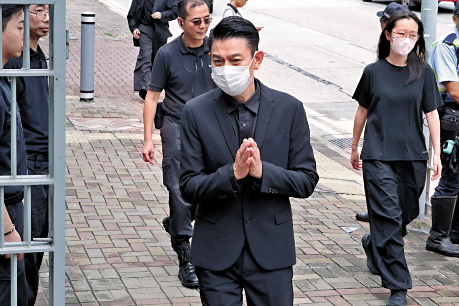 ●劉德華送別鍾景輝。香港文匯報記者北山彥 攝