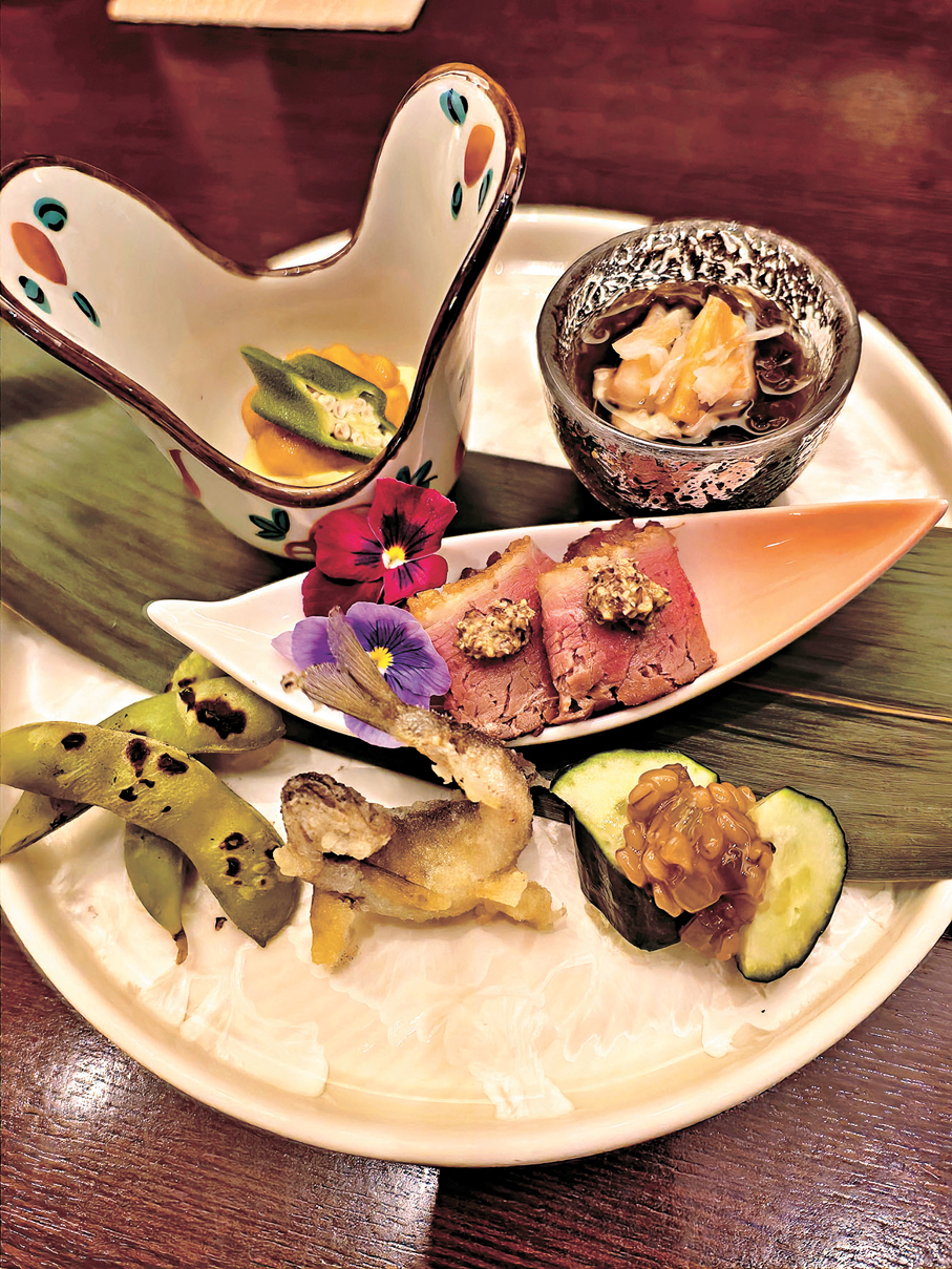 前菜以和井蟹肉與蕨豆腐、合鴨胸及蔬菜等搭配