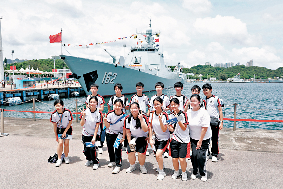 ●多名學生在軍艦前合照。