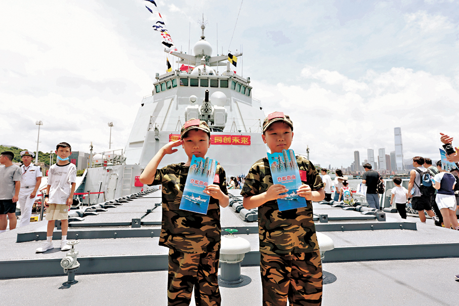 ●兩名熱愛軍事的韋小朋友身穿迷彩服到場。
