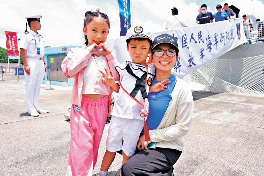 ●市民朱女士（右）一家首次參觀昂船洲軍營。