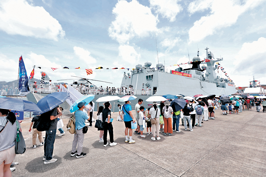 ●大批市民排隊等候登艦。
