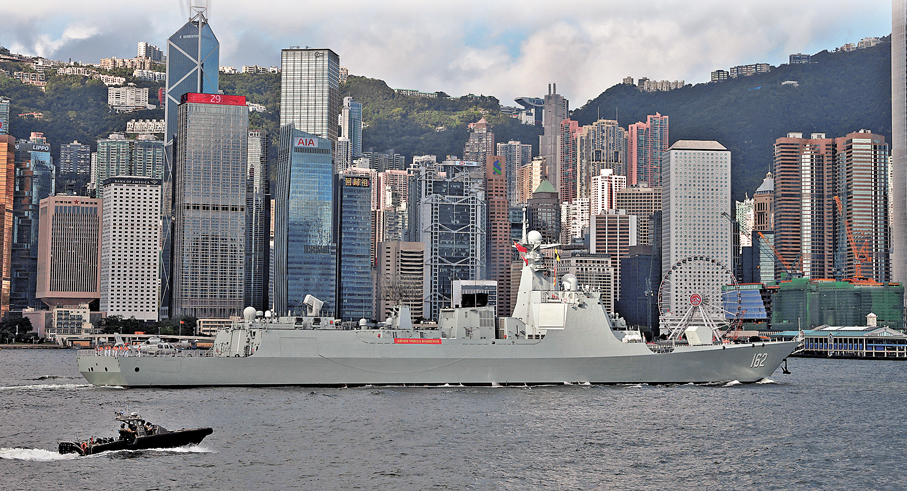 維港馳騁●南寧艦在維港上乘風破浪。 香港文匯報記者郭木又  攝
