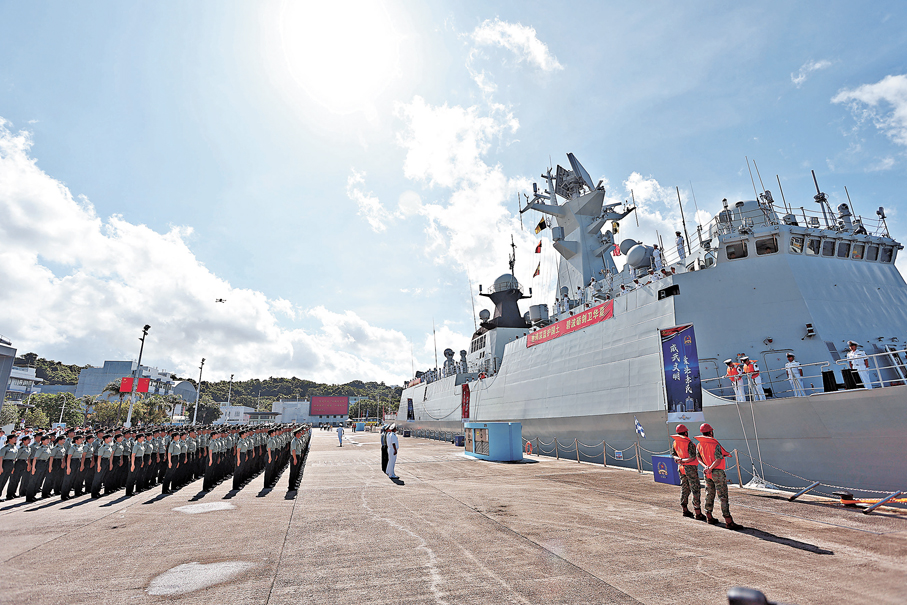 列隊歡迎●駐港部隊在昂船洲軍營，為南寧艦衡陽艦舉行歡迎儀式。 香港文匯報記者黃艾力  攝