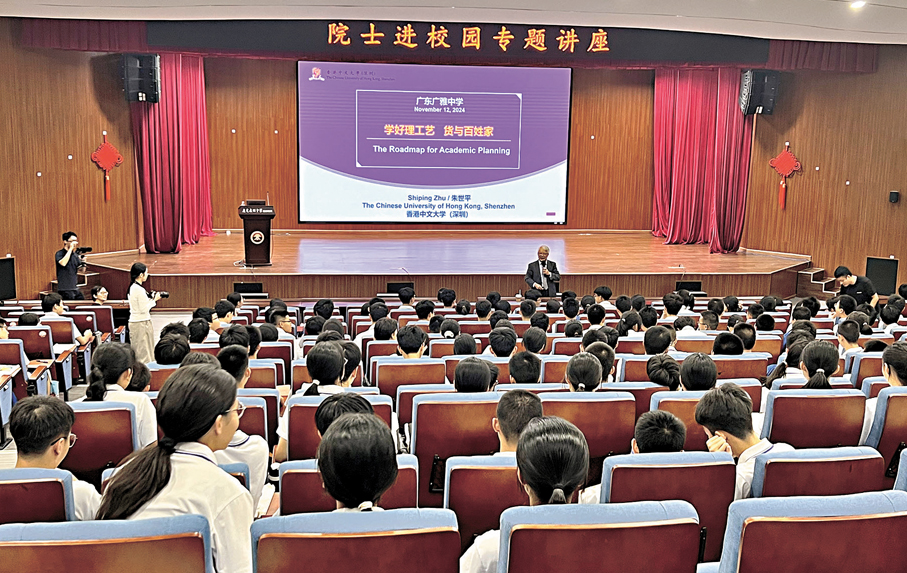 ●朱世平言語風趣，是校園中的「孩子王」。 受訪者供圖