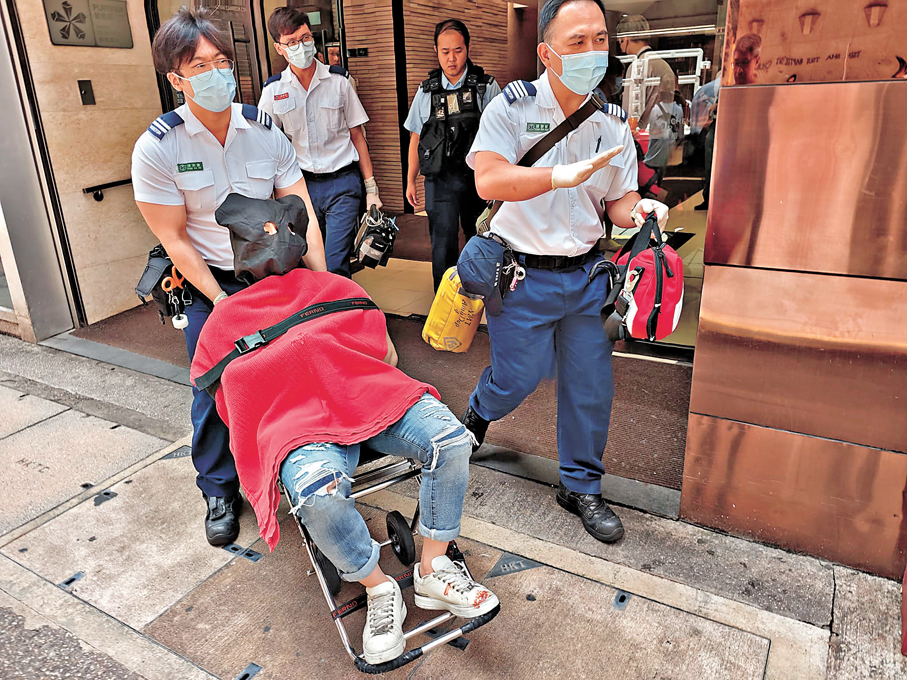 ●其中一名被捕男子報稱受傷要送院治理。香港文匯報記者劉友光  攝