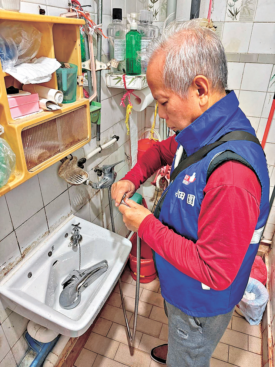 ●莫先生為街坊義務處理各種家居小型維修。作者供圖