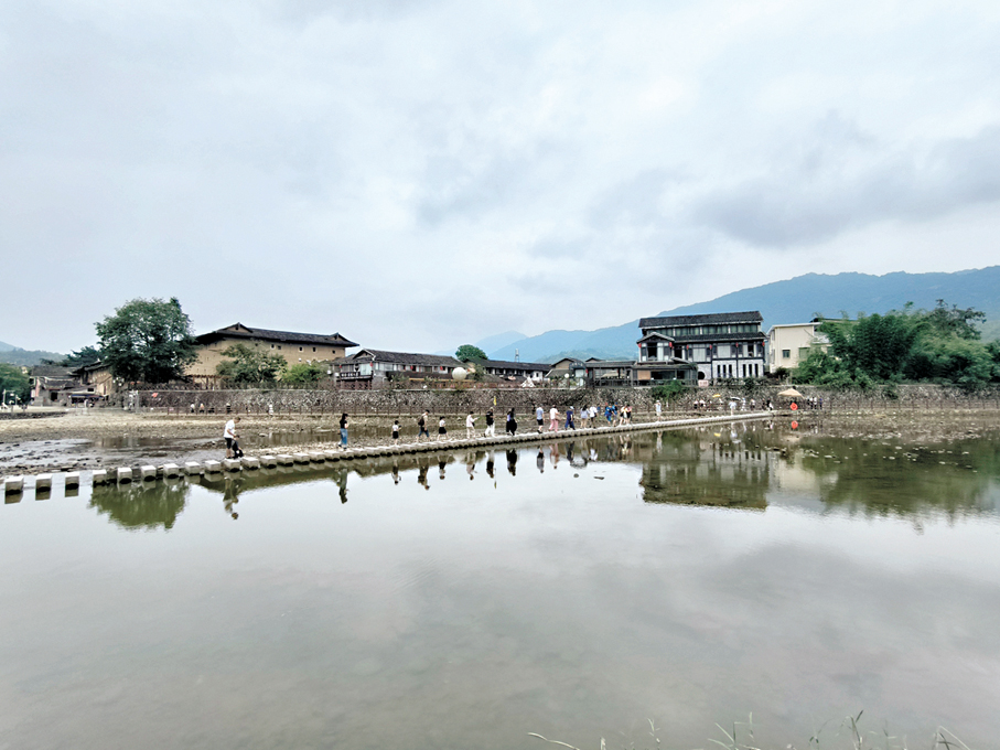 ●參觀「一方一圓」後，不走回頭路，沿着這兒向雲水謠古鎮進發。