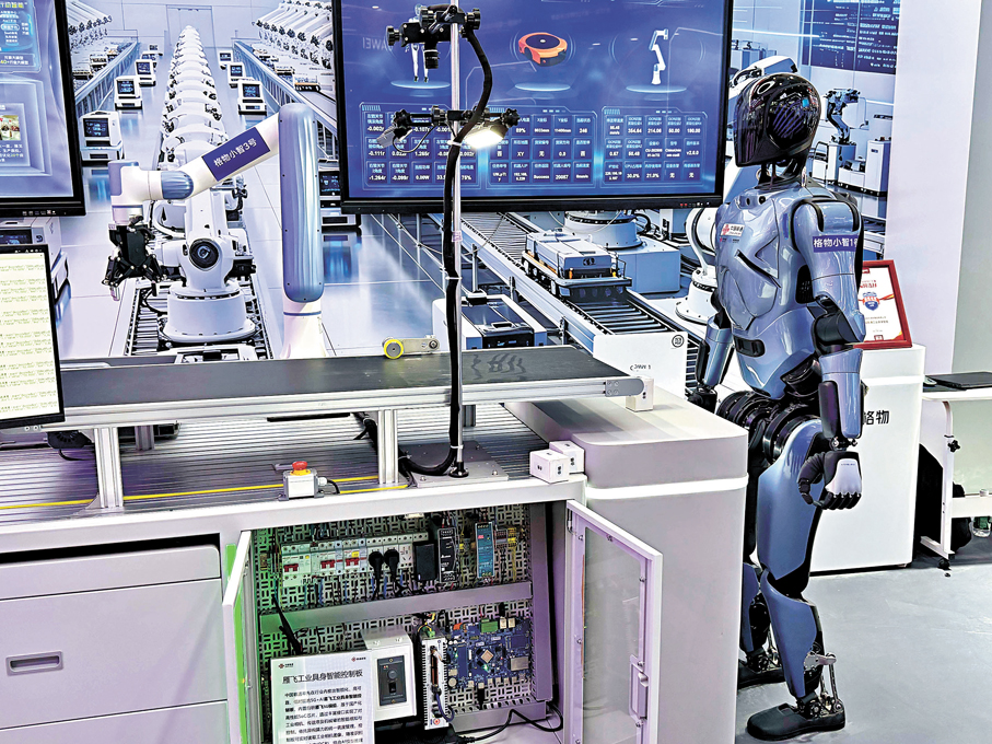 ●中國聯通展示的機器人、5G網絡、AI大模型和調度系統。