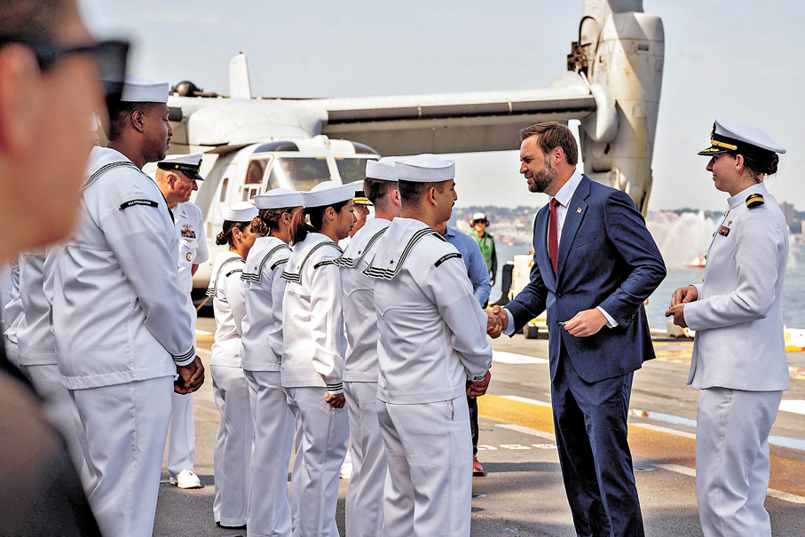 ●萬斯與海軍船員握手。 路透社