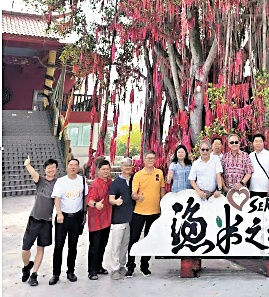 ●潘氏宗親在適耕莊許願樹下合影。  作者供圖