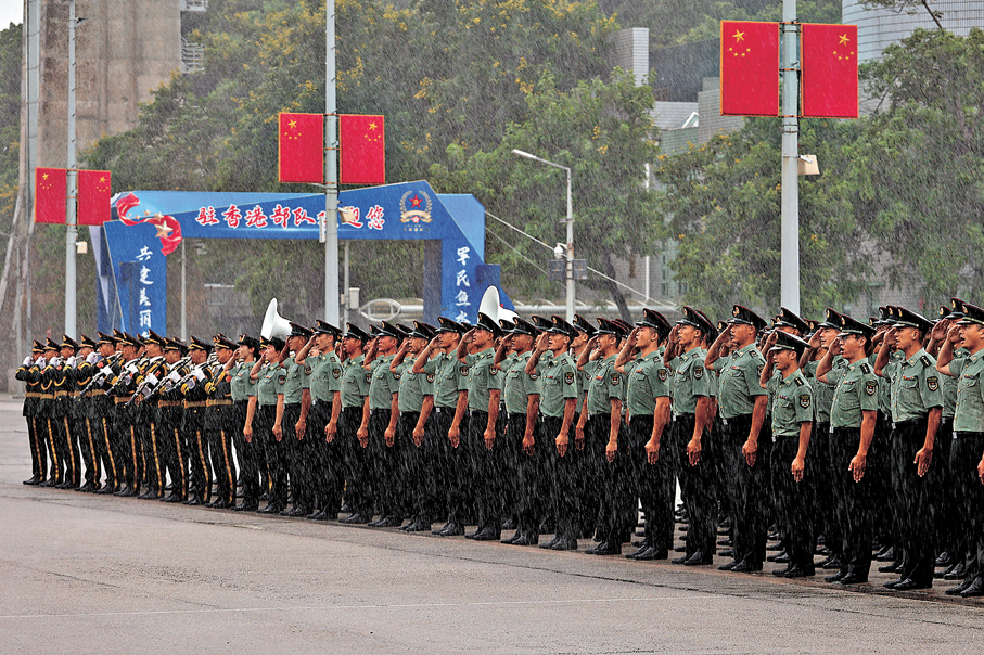 ●滂沱大雨下，官兵身影依然挺拔。香港文匯報記者黃艾力  攝