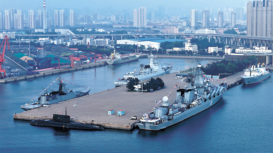●7月5日在青島某軍港拍攝的參加中俄「海上聯合-2026」聯合演習的雙方艦艇。 新華社