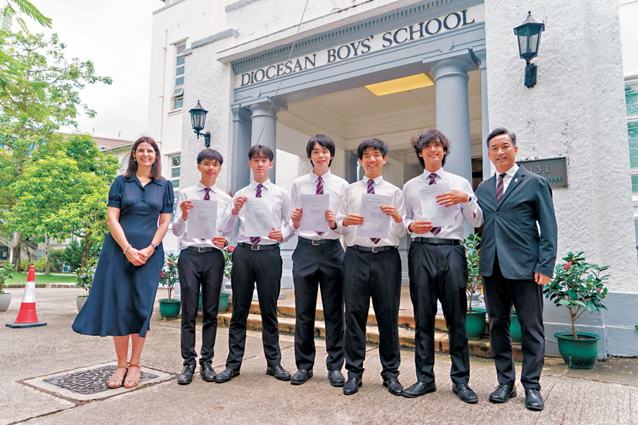 ●拔萃男書院狀元，左起第二至六位：陳銘得、李學澄、王令瑜、周沛、梁康承。學校供圖