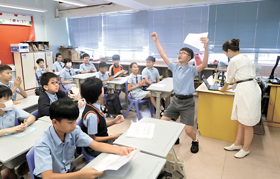 ●2026年度中學學位分配辦法派位結果今日（7日）出爐。圖為去年一同學獲派心儀學校，興奮得振臂高呼。資料圖片