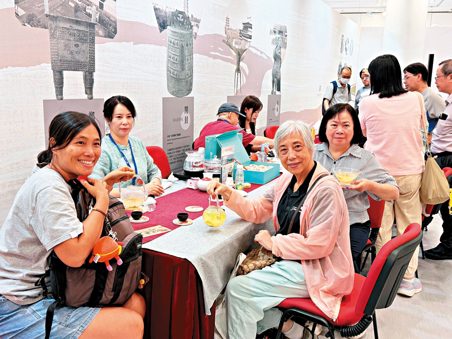 ●河洛非遺體驗區，市民品味河南非遺牡丹全花茶。   香港文匯報記者康敬  攝