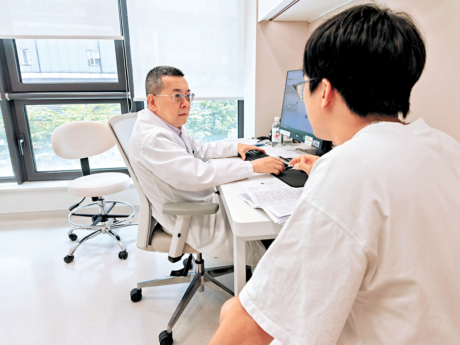 ●深圳新風和睦家醫院腫瘤科，醫生向香港患者家屬交代醫囑。