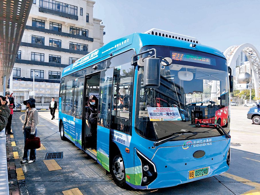 ●港人搭乘港大深圳醫院口岸接駁巴士，過關後即可從福田口岸直達醫院。