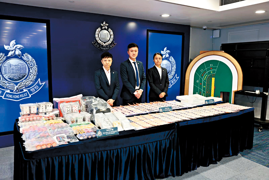 ●警方展示行動中檢獲的現金及賭博工具等證物。香港文匯報記者林兆崙  攝