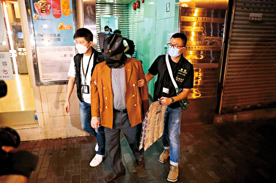 ●圖為2022年9月，警方把西醫戴港盛（前）帶返警署扣查。資料圖片