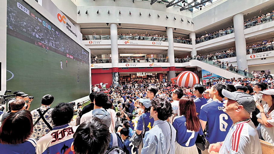 ●世界盃開賽帶動客戶消費，港私營企業6月份新接訂單量連續兩月增多。圖為市民在商場觀看球賽。 資料圖片